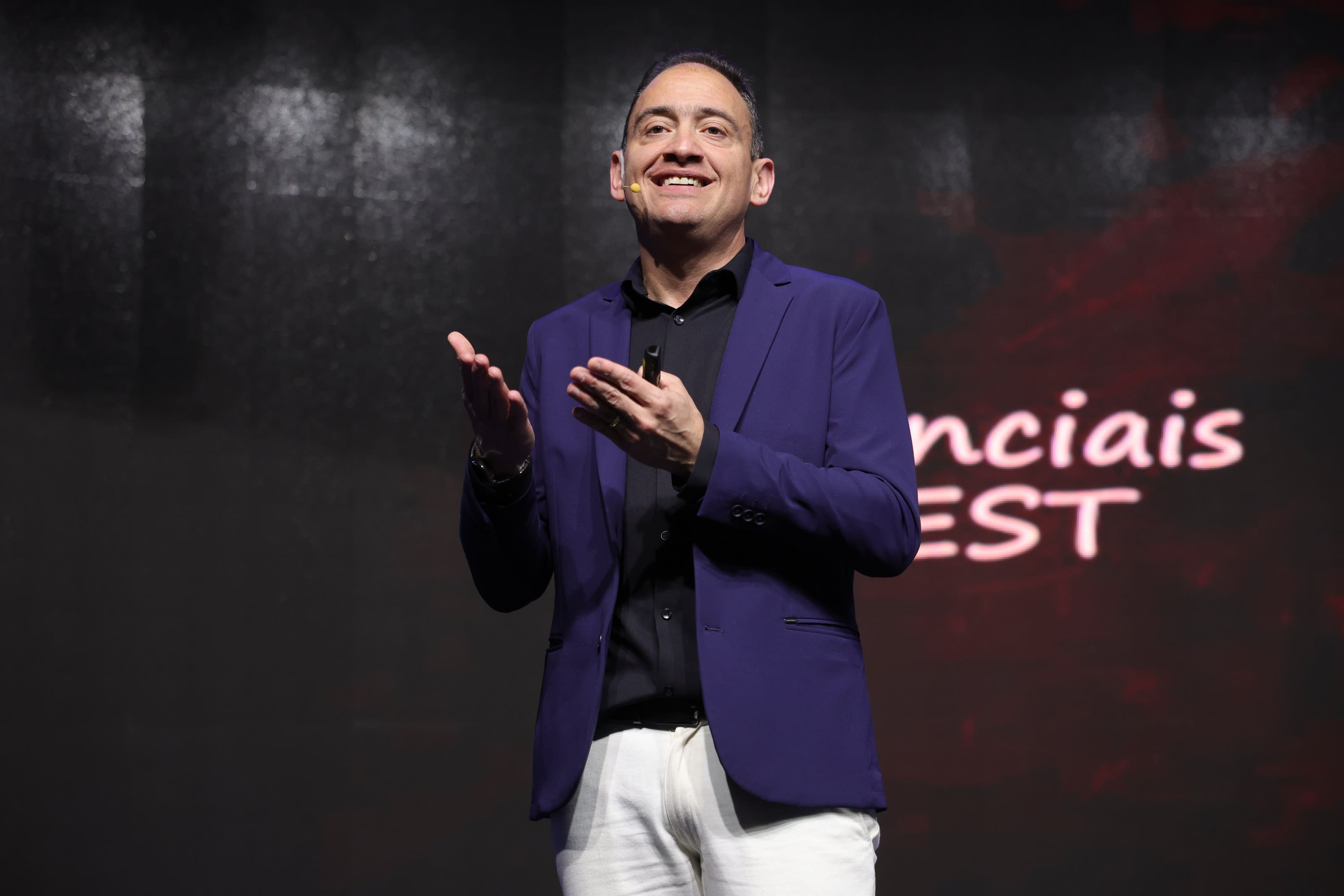 Fernando aplaudindo no palco da Mentoria Everest