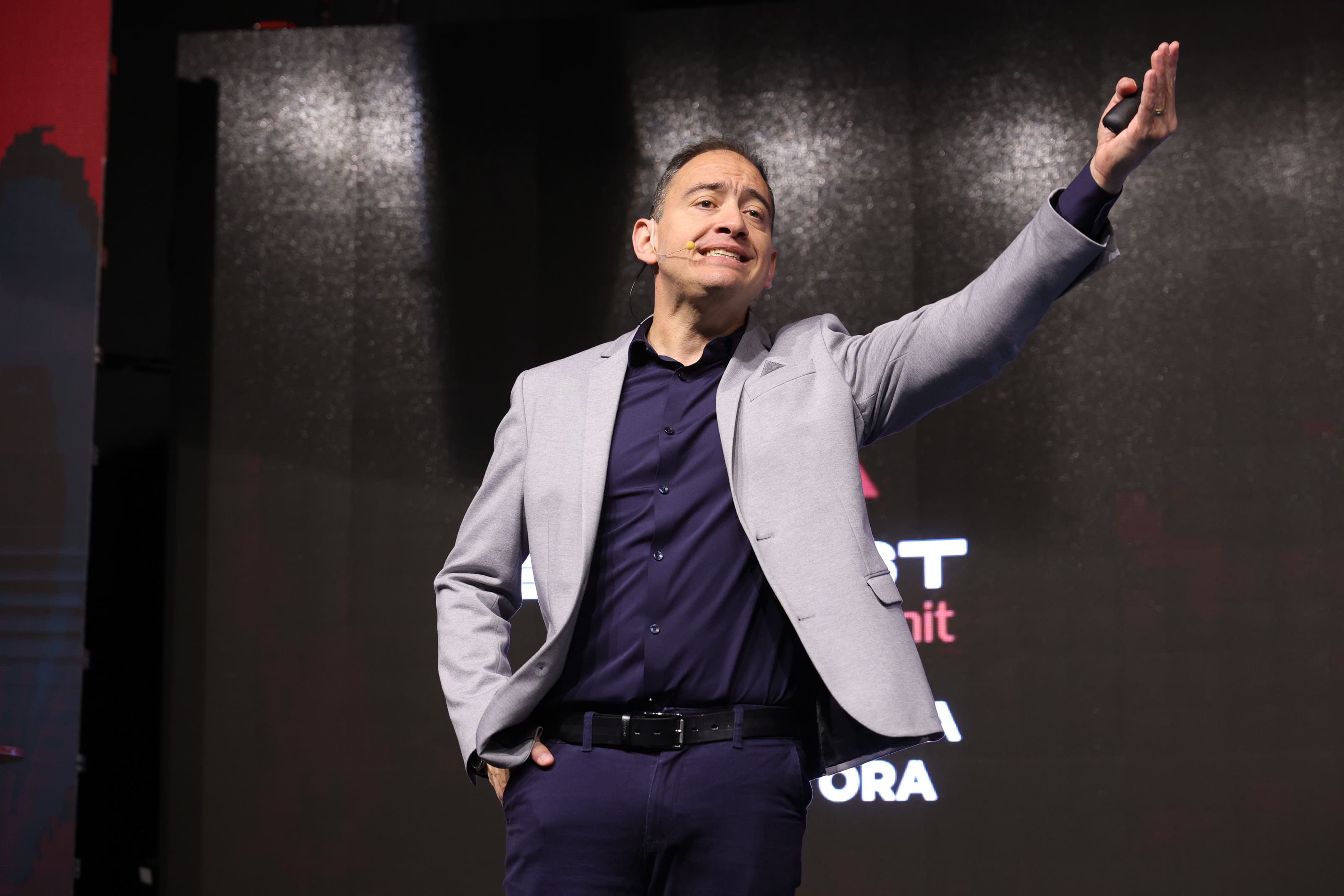 Fernando em palestra com slide de Estruturação de uma Construtora